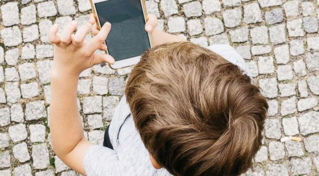 Ritardo del linguaggio? Colpa degli smartphone. Ecco le linee guida